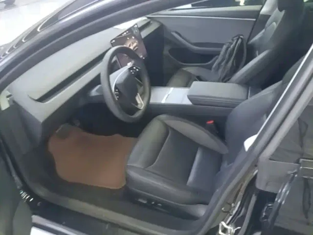 Tesla Model 3 — Фото автомобиля 14
