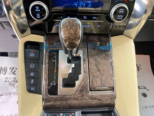 Toyota Vellfire — Фото автомобиля 24