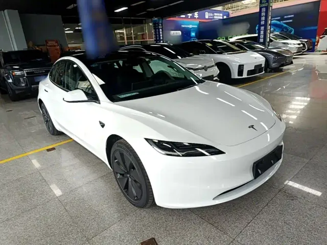 Tesla Model 3 — Фото автомобиля 3
