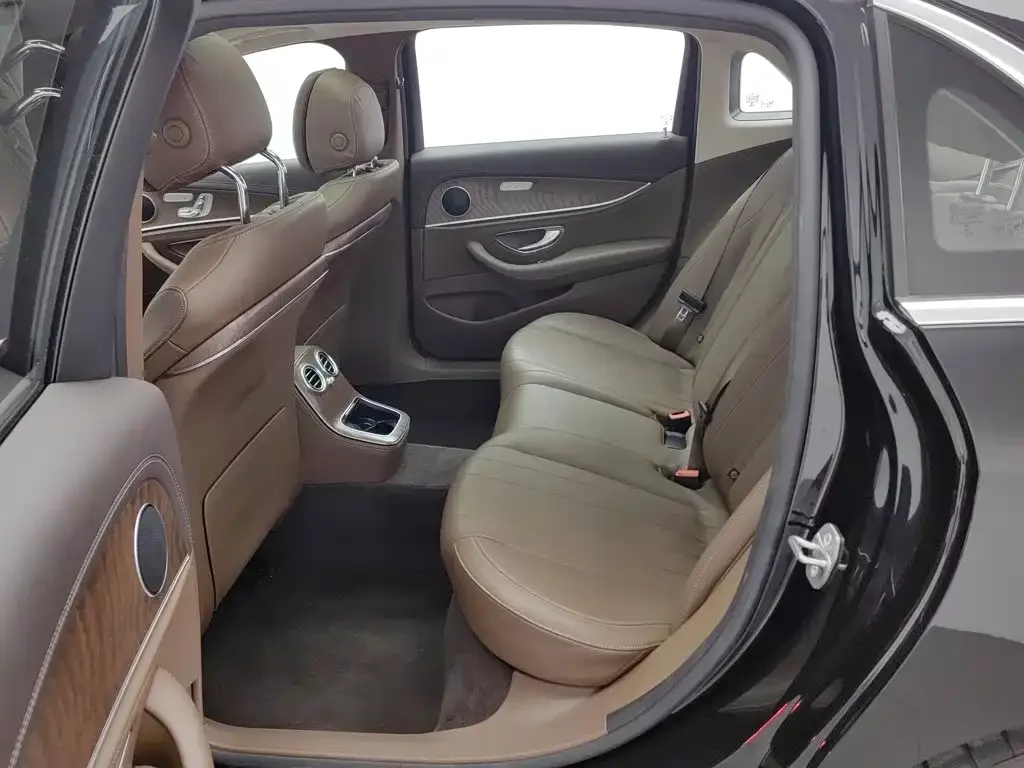 Mercedes-Benz Mercedes-Benz E-Class New Energy 2023 E 350 e L Plug-in Hybrid Sedan — Фото автомобиля 15