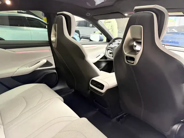 Xiaomi SU7 — Фото автомобиля 7
