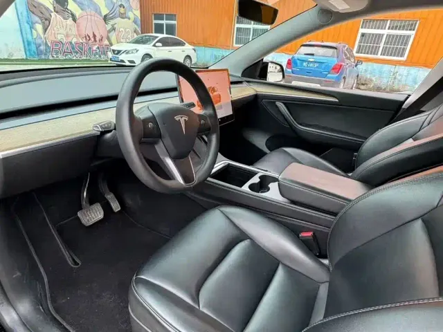 Tesla Model Y — Фото автомобиля 6