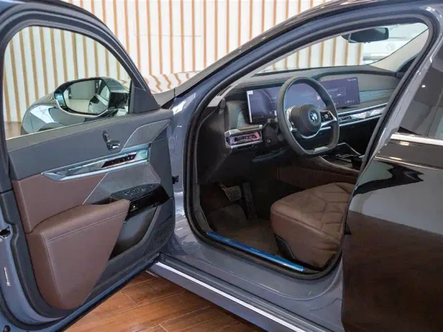 BMW 7 Series — Фото автомобиля 13