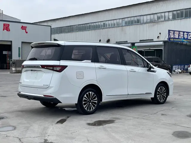 Wuling Jiachen — Фото автомобиля 4