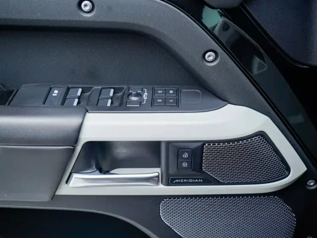 Land Rover Defender — Фото автомобиля 22