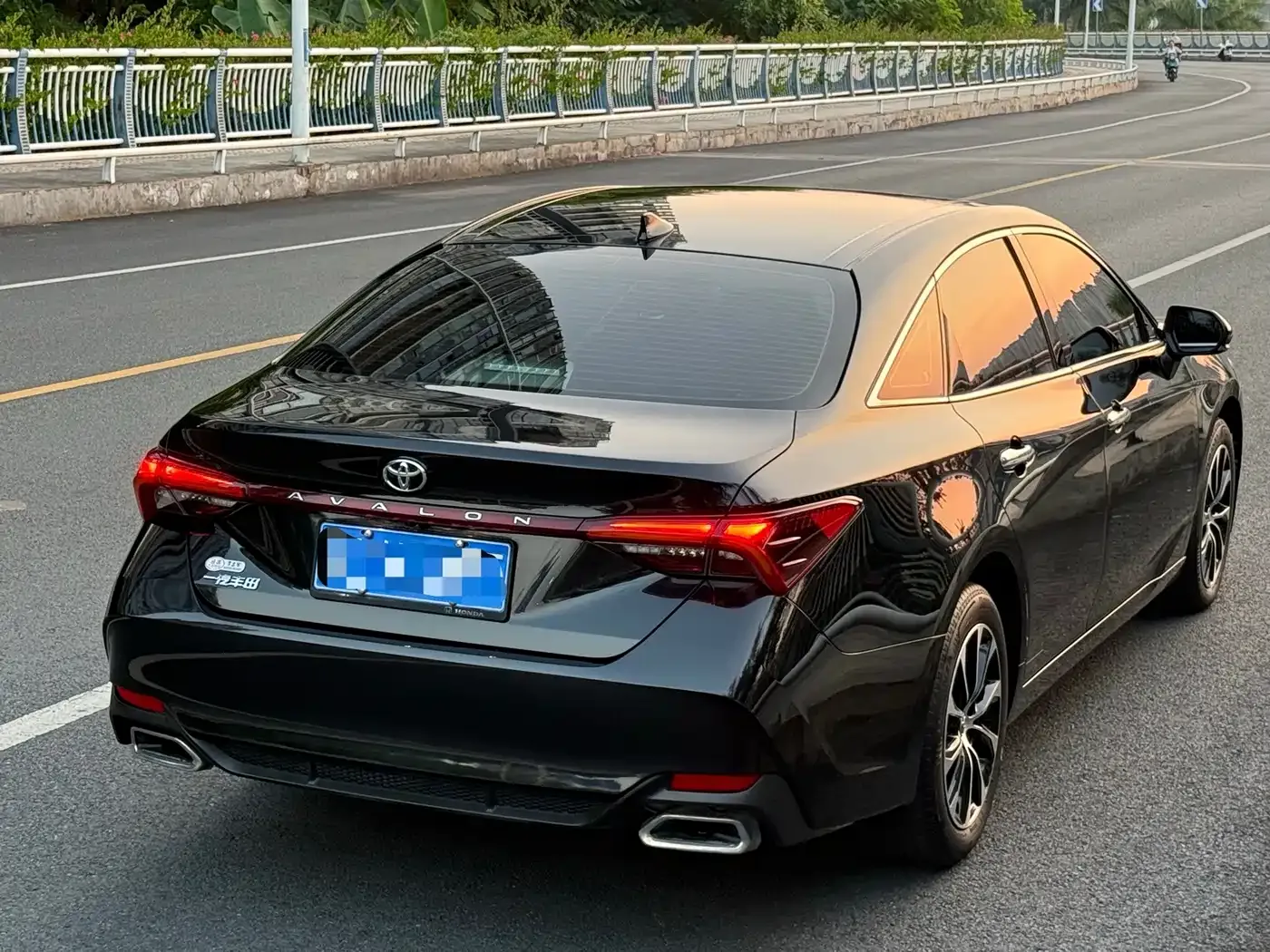 Toyota Avalon 2022 2.0L Luxury Edition — Фото автомобиля 3