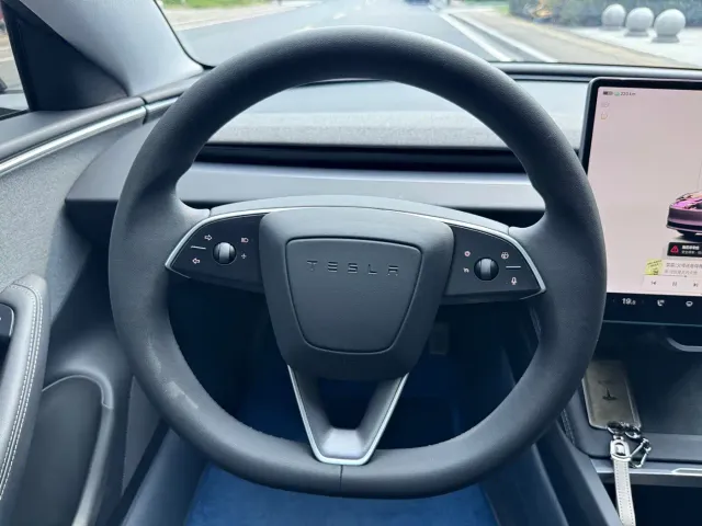 Tesla Model 3 — Фото автомобиля 13