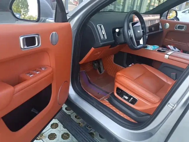 Li Auto L8 — Фото автомобиля 11