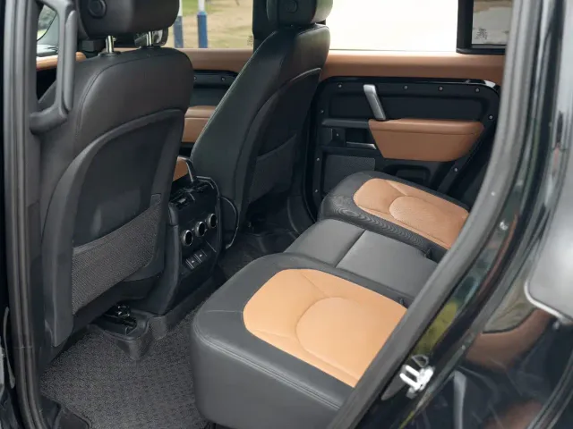 Land Rover Defender — Фото автомобиля 7