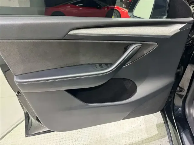 Tesla Model Y — Фото автомобиля 19