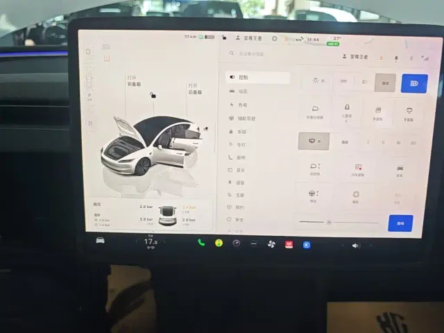 Tesla Model 3 — Фото автомобиля 12