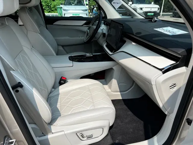 Volvo EM90 — Фото автомобиля 24