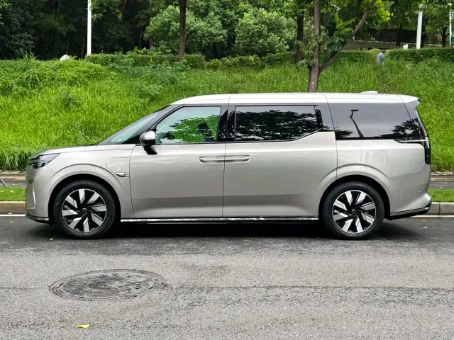 Volvo EM90 — Фото автомобиля 3