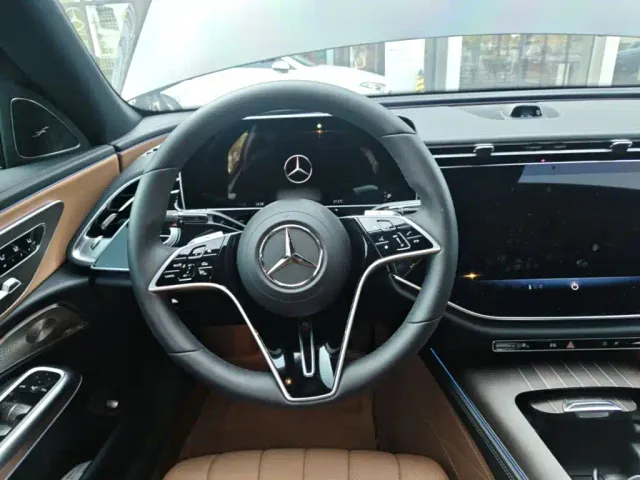Mercedes-Benz E-Class — Фото автомобиля 14