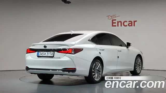 Lexus ES Generation 7 — Фото автомобиля 2