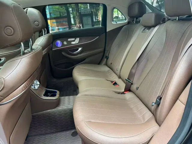 Mercedes-Benz E-Class — Фото автомобиля 3