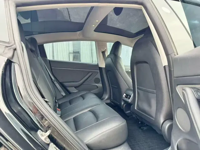 Tesla Model 3 — Фото автомобиля 5