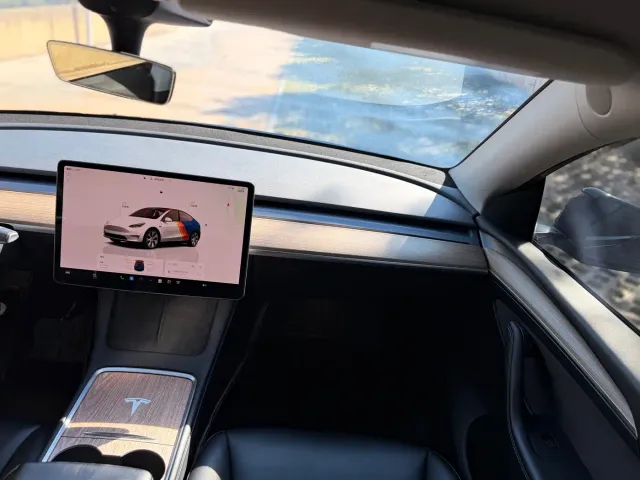 Tesla Model Y — Фото автомобиля 23