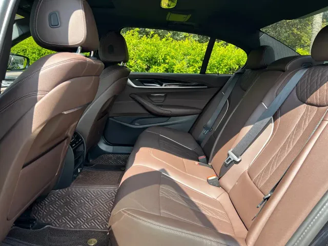 BMW 5 Series — Фото автомобиля 12