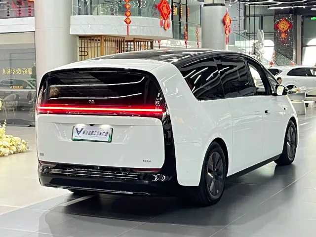 Li Auto MEGA — Фото автомобиля 9