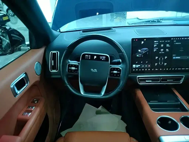 Li Auto L9 — Фото автомобиля 10