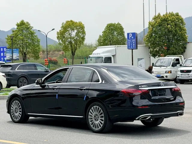 Mercedes-Benz E-Class — Фото автомобиля 4