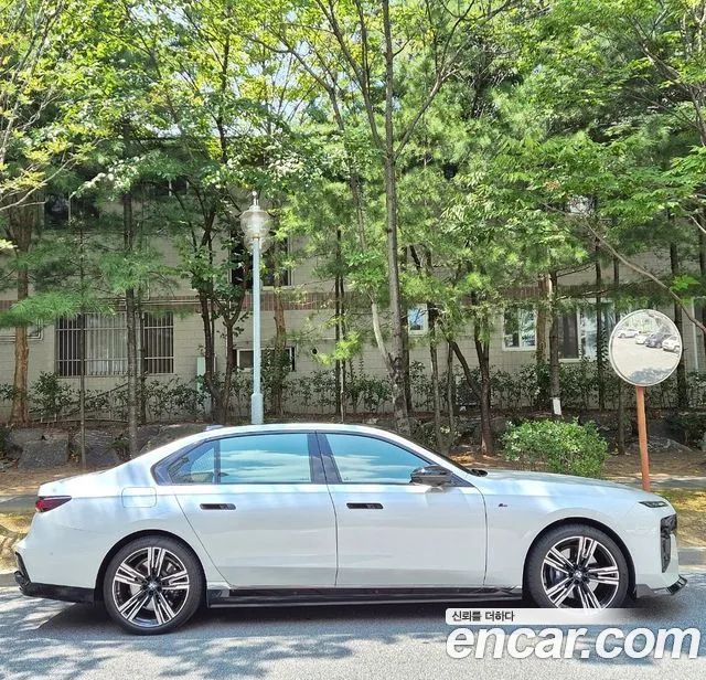 BMW i7 xDrive 60 M Sport — Фото автомобиля 2