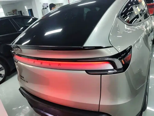 Tesla Model Y L — Фото автомобиля 3