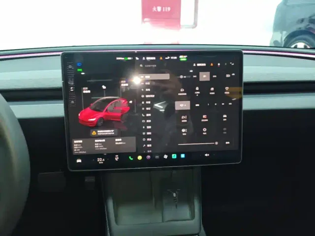 Tesla Model 3 — Фото автомобиля 12