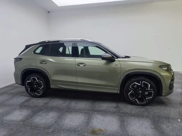 Volkswagen Tayron 2025 Model Tayron L 380TSI 4WD Luxury Easy Package — Фото автомобиля 4
