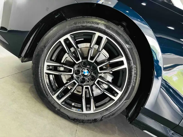 BMW 5 Series — Фото автомобиля 10