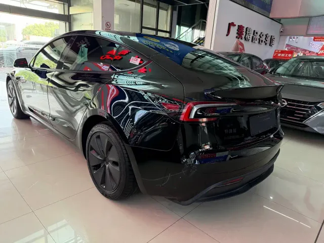 Tesla Model 3 — Фото автомобиля 4
