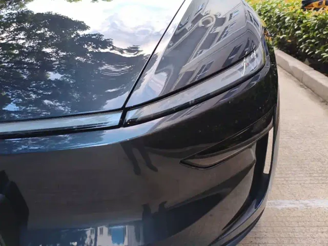 Tesla Model Y L — Фото автомобиля 23