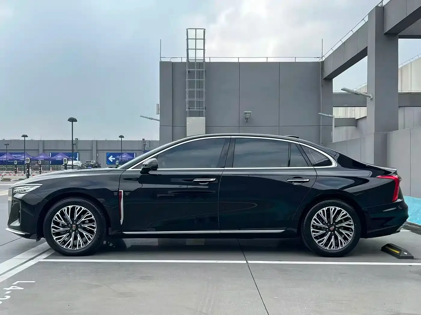Hongqi Hongqi H5 2023 2.0T Auto Smart Connect Flag Comfort — Фото автомобиля 10