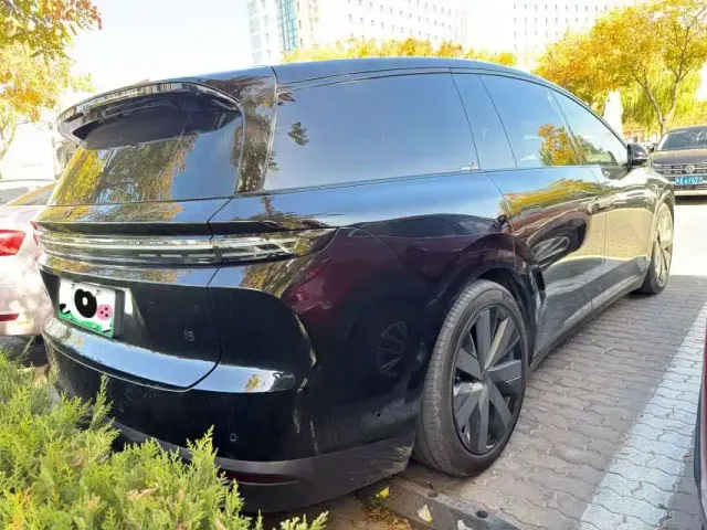 Li Auto i8 — Фото автомобиля 3