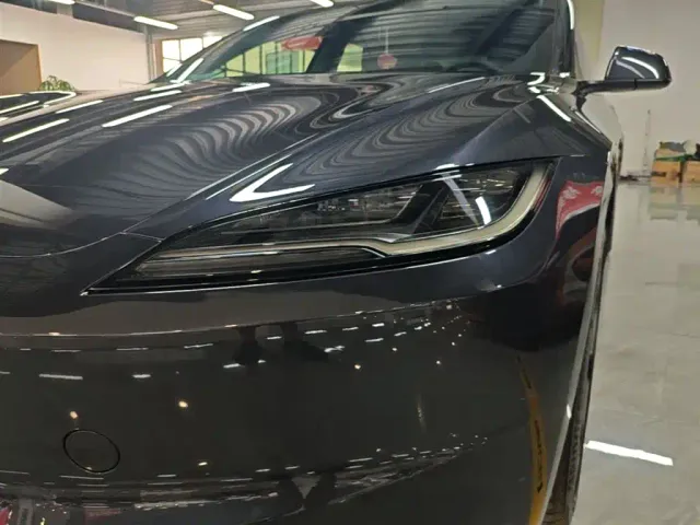 Tesla Model 3 — Фото автомобиля 23