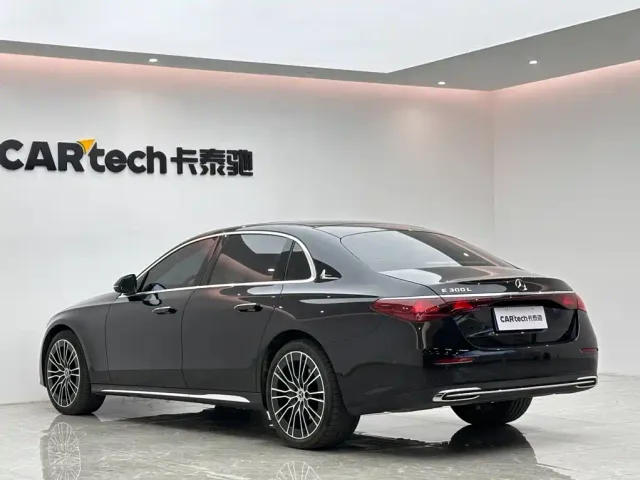 Mercedes-Benz E-Class — Фото автомобиля 3