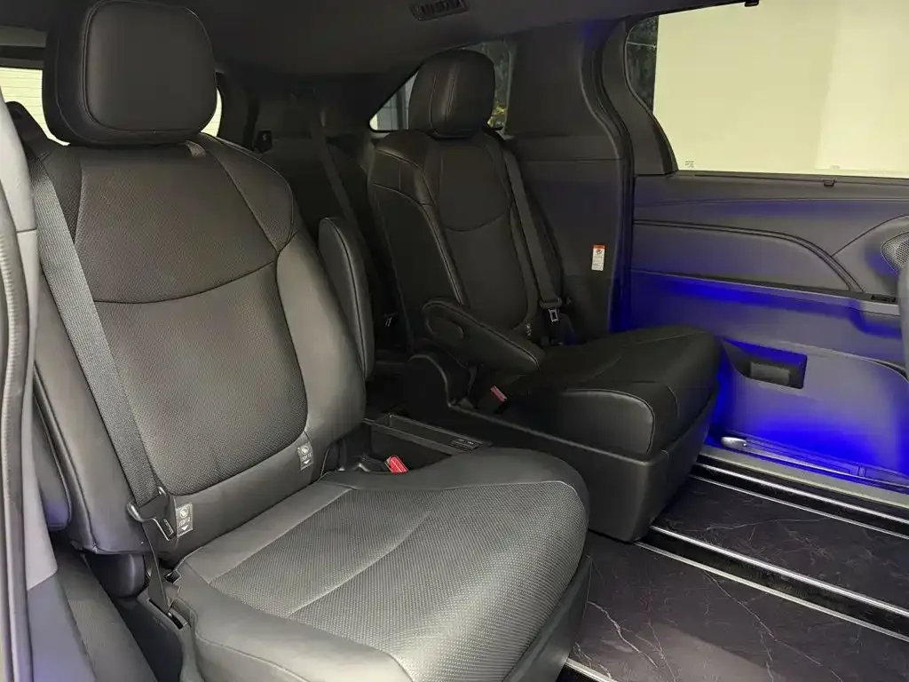 Toyota Granvia 2024 2.5L Hybrid Premium PLUS 4WD Edition — Фото автомобиля 4