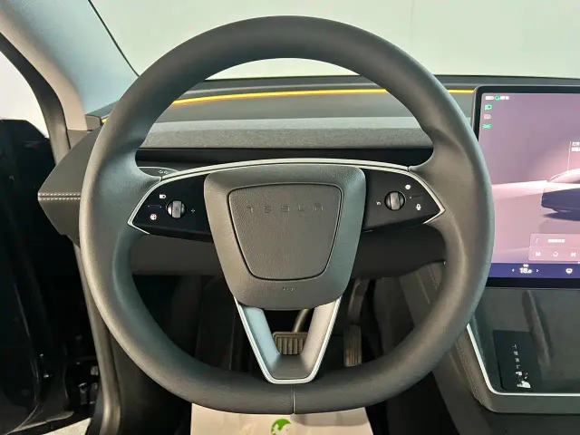 Tesla Model Y — Фото автомобиля 17