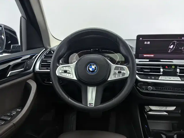 BMW iX3 — Фото автомобиля 11