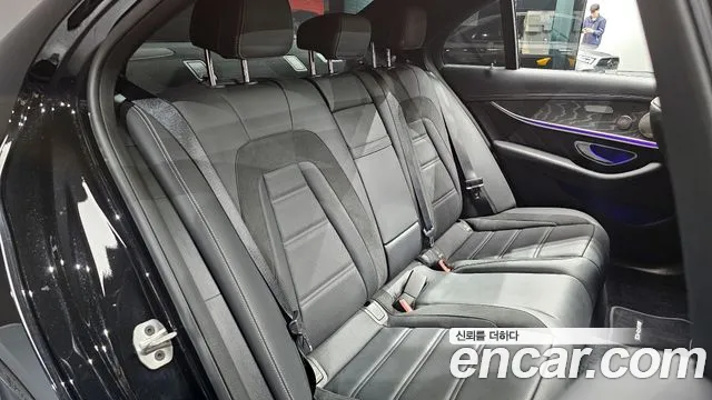 Mercedes-Benz E-Class — Фото автомобиля 12