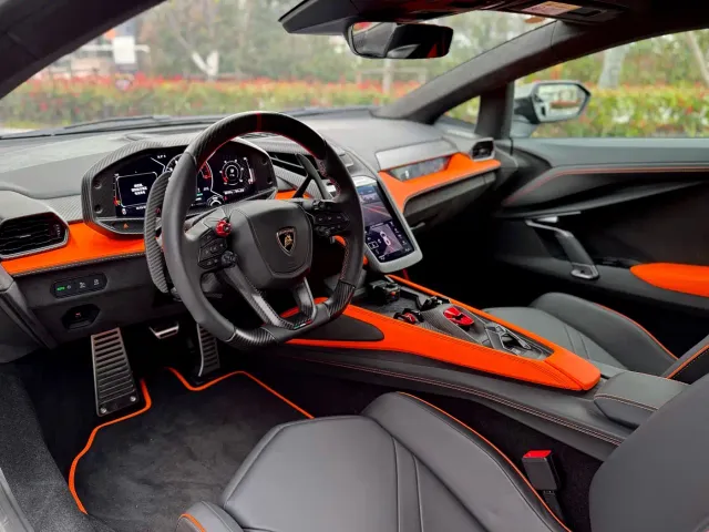 Lamborghini Revuelto — Фото автомобиля 5