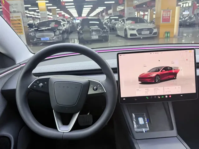 Tesla Model 3 — Фото автомобиля 6