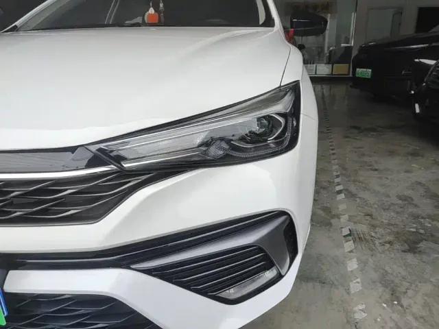 Roewe i5 — Фото автомобиля 23