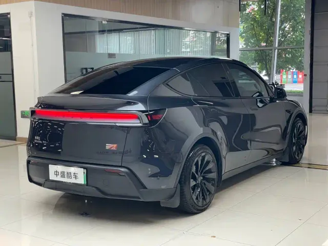 Tesla Model Y — Фото автомобиля 26