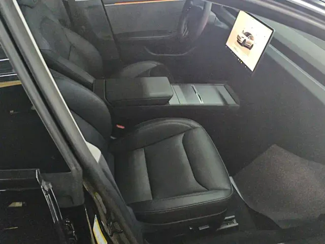 Tesla Model 3 — Фото автомобиля 8
