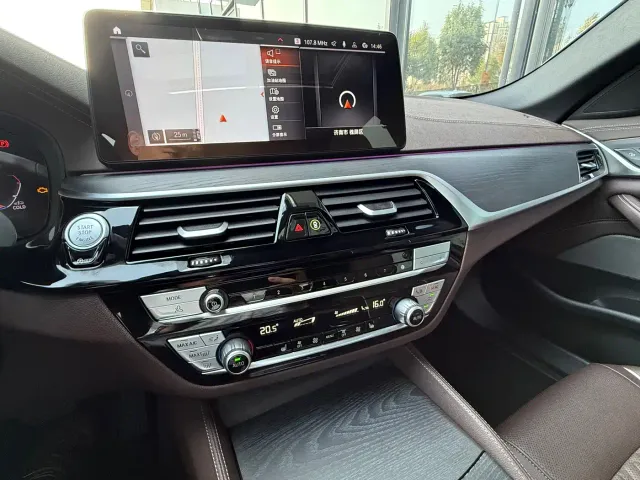 BMW 5 Series — Фото автомобиля 11