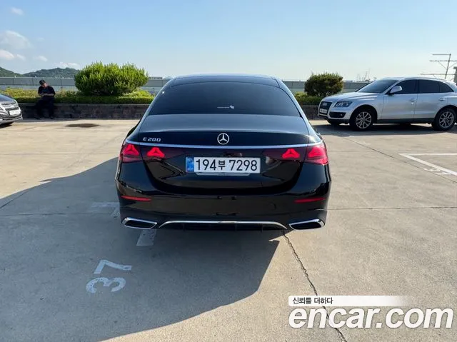 Mercedes-Benz E-Class — Фото автомобиля 4