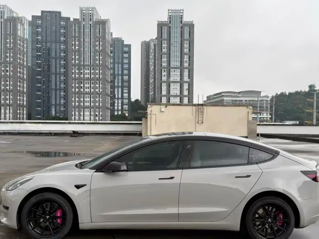 Tesla Model 3 — Фото автомобиля 6