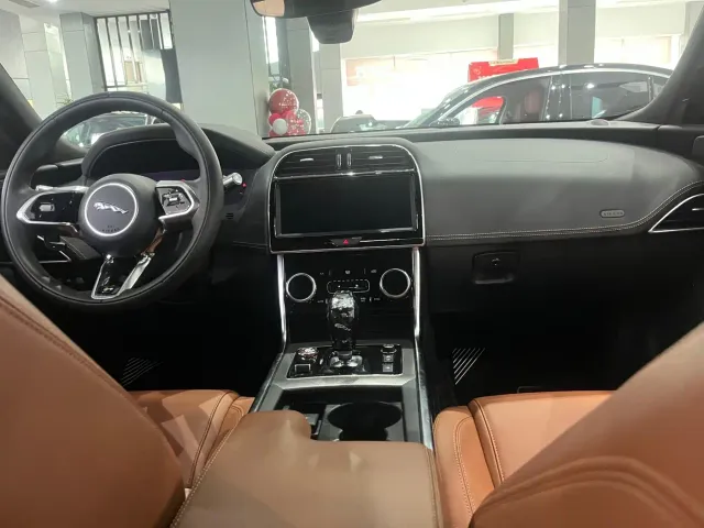 Jaguar XEL — Фото автомобиля 7